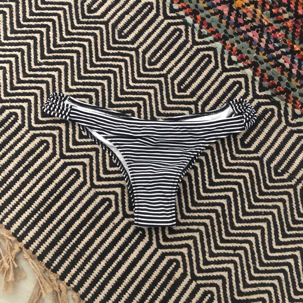 Victoria’s Secret Striped Cheeky Bottom SizeSmall